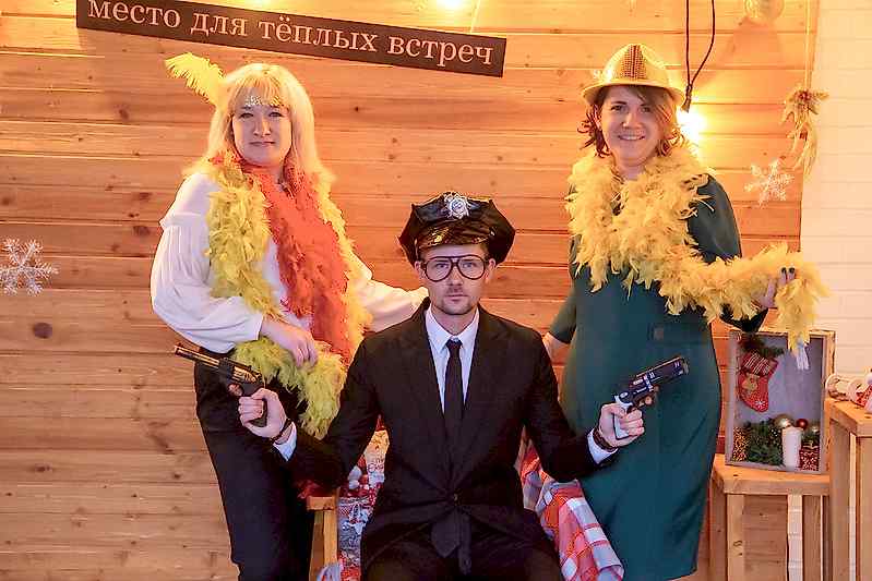 Новогоднее украшение зала для корпоратива в Алматы