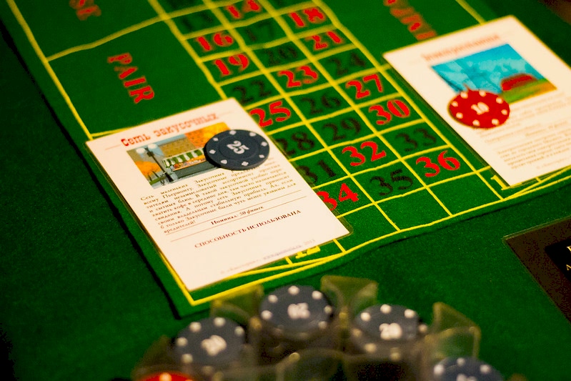 Ведущий развлекает гостей на корпоративе в Алматы