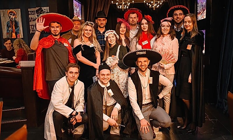 Корпоратив на Новый год в Алматы - празднично украшенный банкетный зал