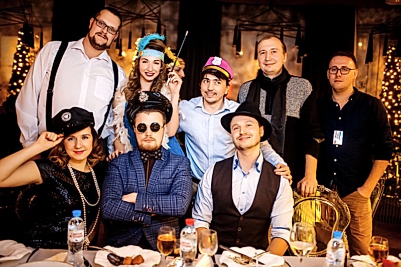 Команда компании празднует Новый год в ресторане Алматы